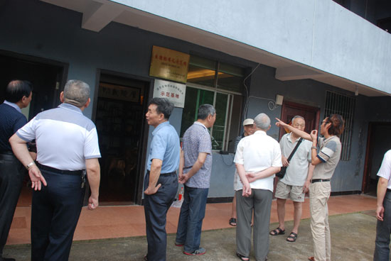 县政协组织离退休老党员参观上屯美丽乡村建设