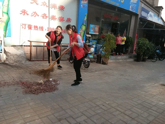 县政协机关平安志愿者在杭西社区综治“三率”宣传中为居民办实事解难事